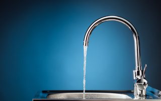 Mixer tap with flowing water